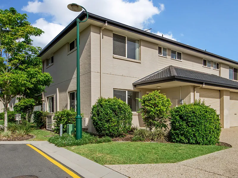HUGE 3 BEDROOM 2 BATHROOM TOWNHOUSE, MODERN DECOR & GRASSED BACK YARD