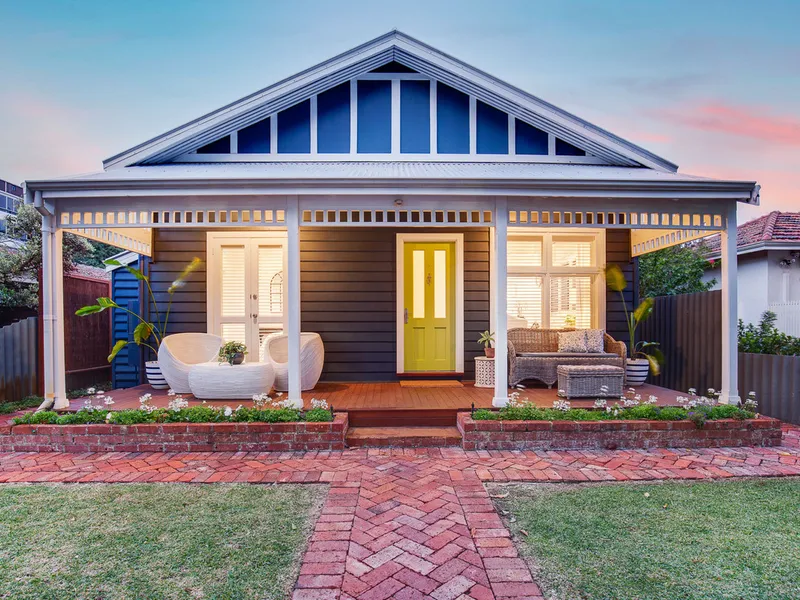 PICTURE-PERFECT WEATHERBOARD COTTAGE