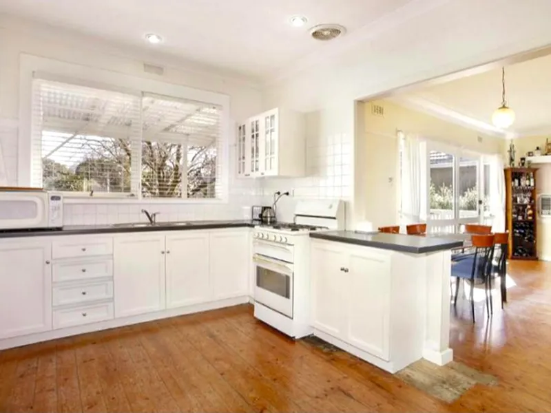 3 BEDROOM FAMILY HOUSE WITH TWO LIVING SPACES