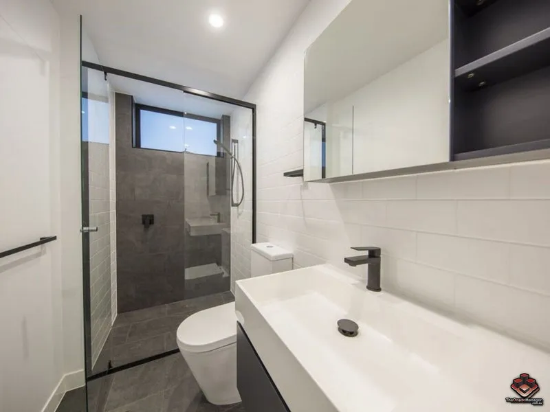 Top floor - Call now 1 bed 1 bath 1 car park a must to inspect