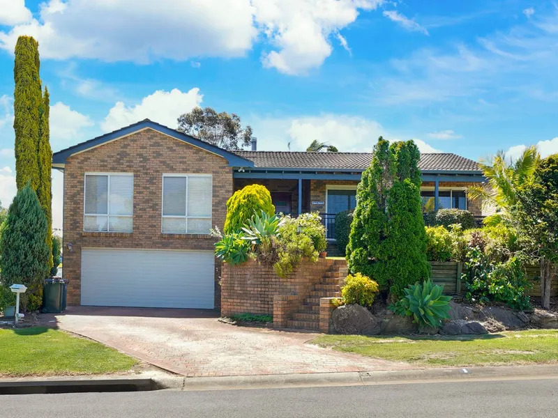 STUNNING 5 BEDROOM ENTERTAINER!!!