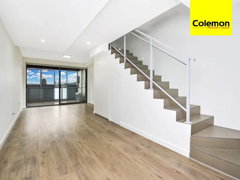 Near New & Ultra Spacious Split Level Apartment With Stunning Tasker Park Views in a Quiet Setting