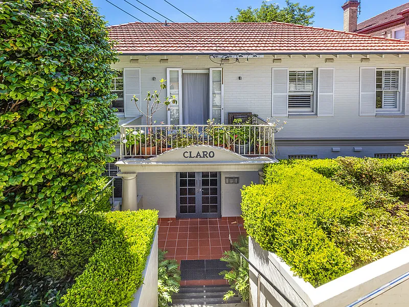 Harbourside Character Apartment in a Tranquil Leafy Setting