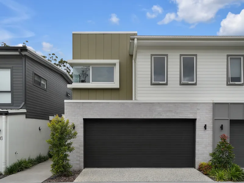 BEAUTIFUL TOWNHOME WITH A POOL!