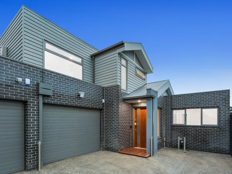 2 BEDROOM REAR UNIT WITH HUGE LIVING SPACE