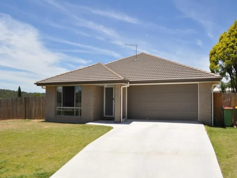 Stylish & Crisp 4 Bedroom Lowset Brick in Silkstone