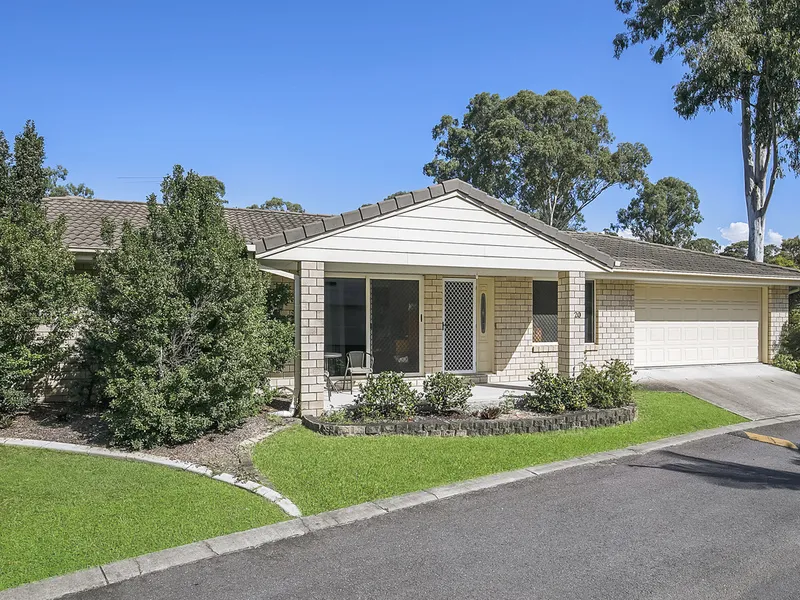 Low maintenance 4 Bedroom Villa, One of the Bigger Blocks in the Complex!