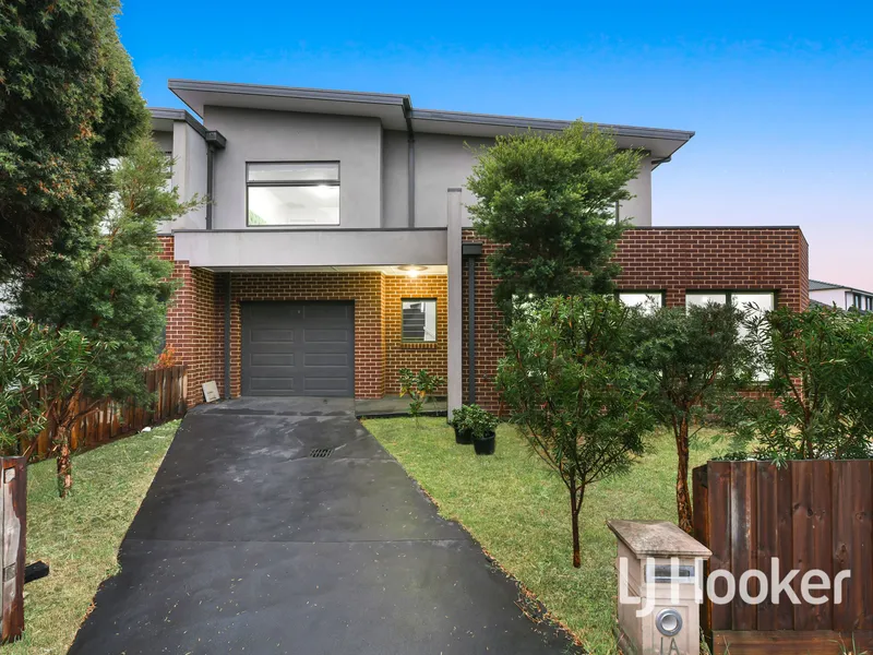 Near-new townhouse in prime central location