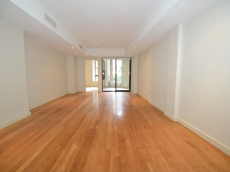 BEAUTIFUL LARGE 1 BED 1 BATH APARTMENT, FLOORBOARDS, NEW BATHROOM. DEPOSIT TAKEN.