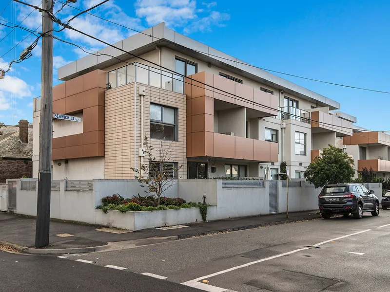 LUXURIOUS 2 BEDROOM APARTMENT