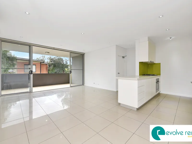 3 Bed Plus Study 2 bath 2 Car Spaces Young & Modern 162 sqm. of sun drenched unit