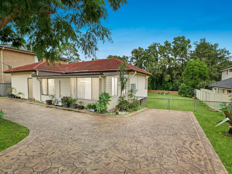 Neat 3 bedroom Cottage With Separate Studio on A Huge 950 sqm Allotment