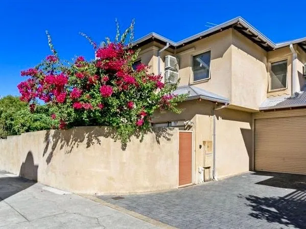 FURNISHED TOWNHOUSE IN IDEAL LOCATION