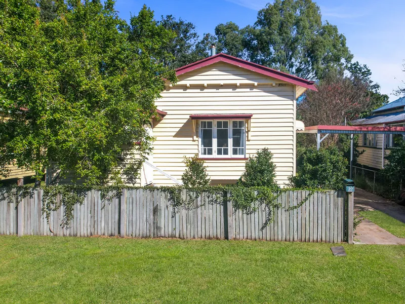 COTTAGE CIRCA 1935 - WALK TO TRAIN AND SHOPS