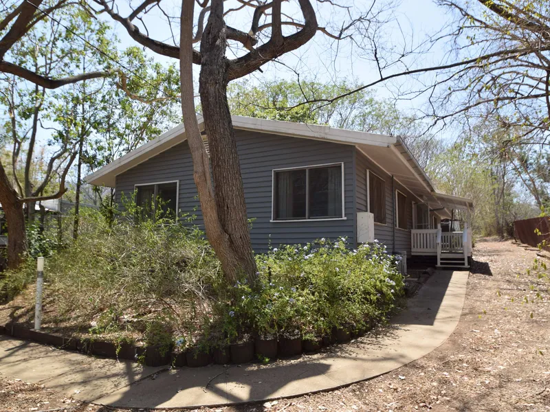 SIX BEDROOMS, Close to Town on Half an Acre