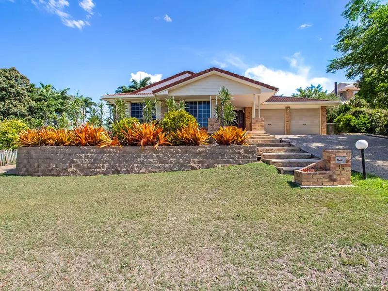 FAMILY HOME WITH A POOL AND A SHED READY TO GO FOR CHRISTMAS!