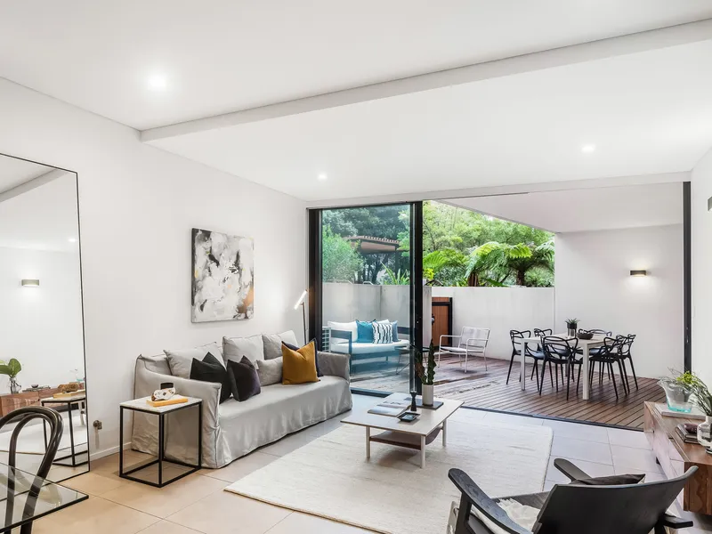 GENEROUS GROUND FLOOR APARTMENT IN DESIGNER BUILDING