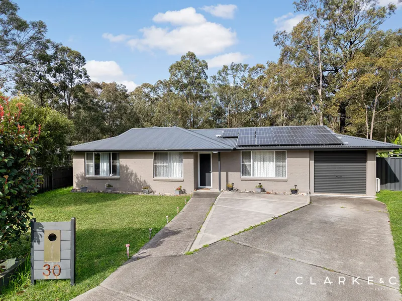 SPACIOUS FAMILY LIVING WITH BUSHLAND VIEWS!