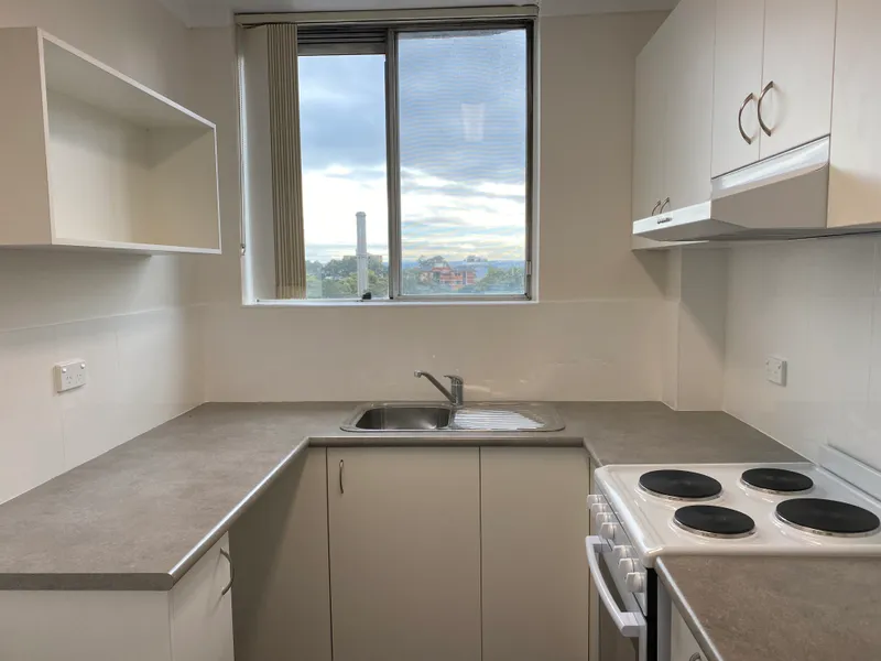 2 BED UNIT, 1 BATH, 1 LUG - BRAND NEW KITCHEN & FRESHLY PAINTED