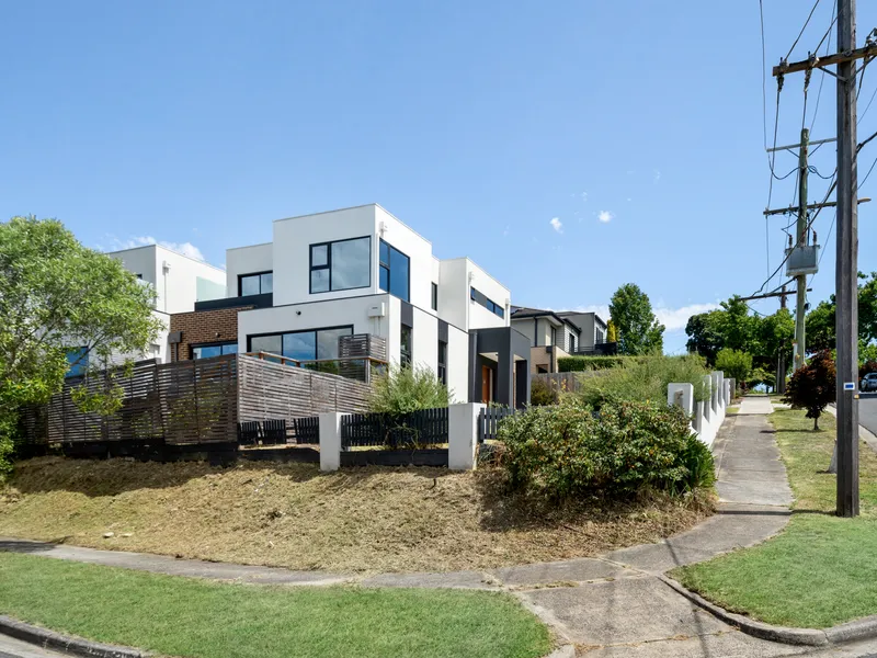 Park view uxurious new residence in EDSC and Beverley Hills Primary School zones.