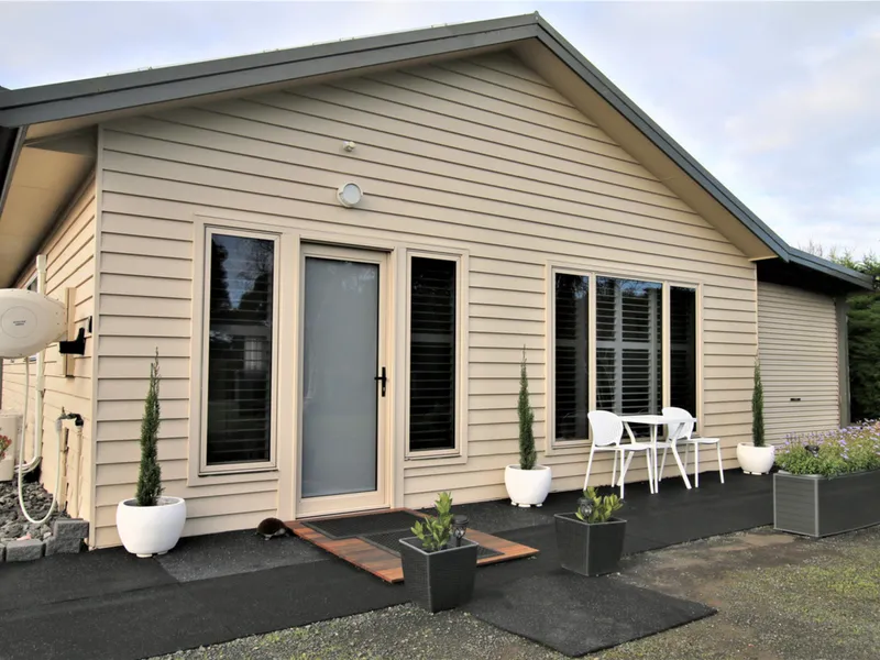 MODERN ONE BEDROOM UNIT- FULLY FURNISHED