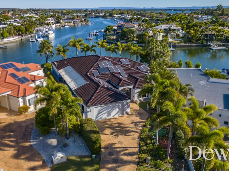 Premium Waterfront Position! Luxurious Lifestyle!