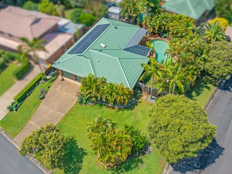 RESORT STYLE ENTERTAINING IN A TOP LOCATION!