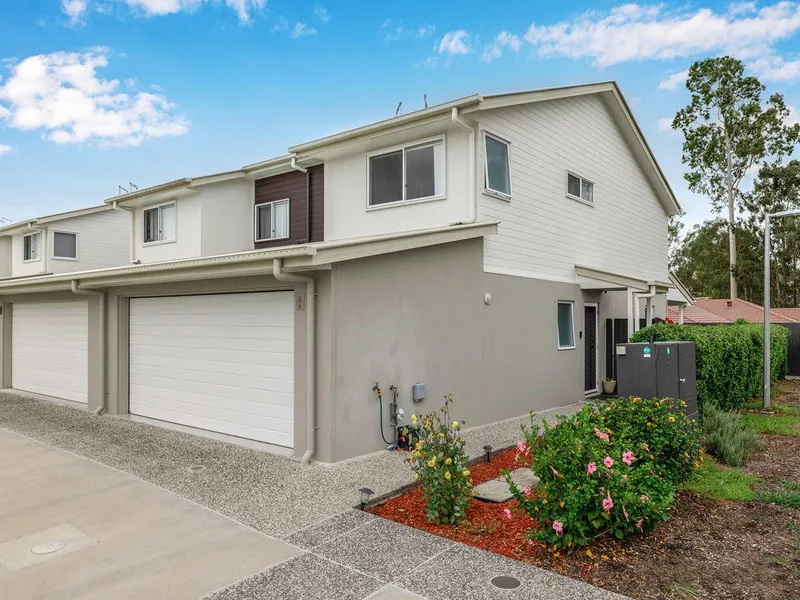 Modern 3-Bedroom Townhouse in Calamvale Oasis