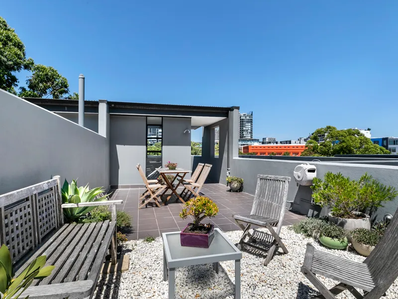 STUNNING TOP LEVEL 184M2 PENTHOUSE APARTMENT WITH PRIVATE ROOFTOP TERRACE PERFECT FOR ENTERTAINING