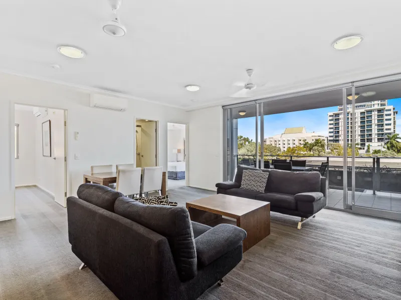 Urban Oasis: Modern 2-Bedroom Apartment in Darwin CBD with Luxurious Amenities