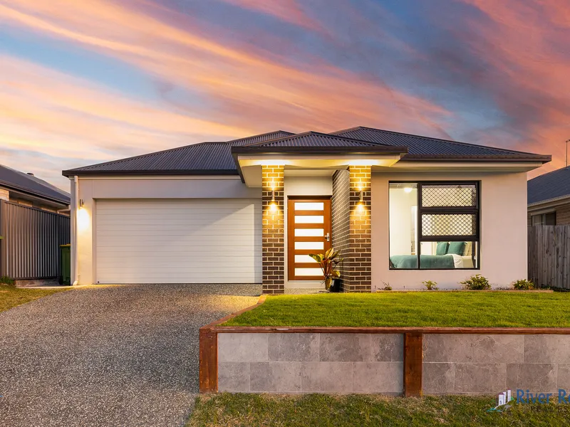 Just 3 Years Old! Beautiful Modern Family Home!! Walking distance to all amenities!!!