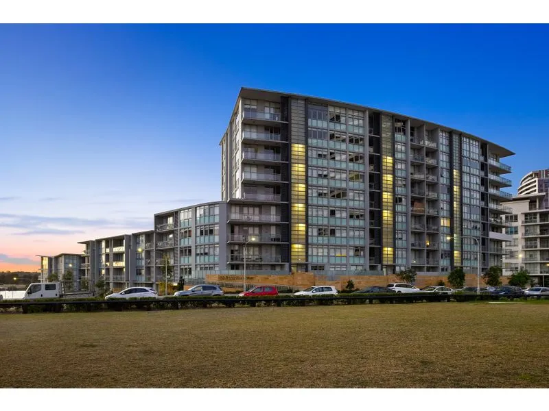 Stylish, Contemporary Two Bedroom Apartment with Generous Floor Area in Prestige Riverside Location
