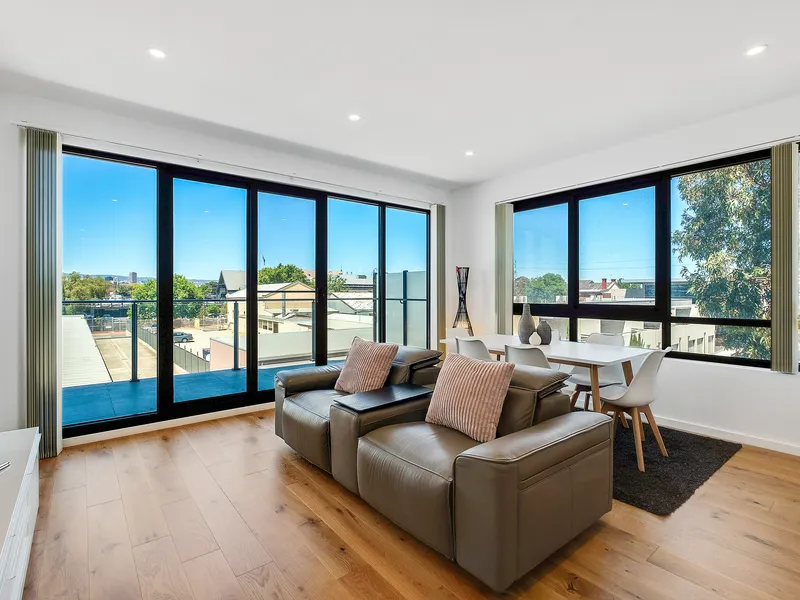 Secure Hindmarsh city facing living has never looked so chic!