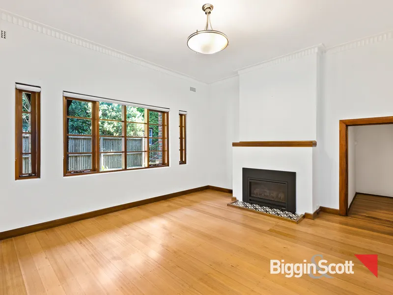The Ultimate Lifestyle Location - Renovated Art Deco on St Kilda Beach!