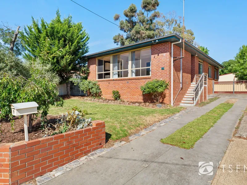 Unleash Your Inner Vision in a Spacious North Bendigo Haven