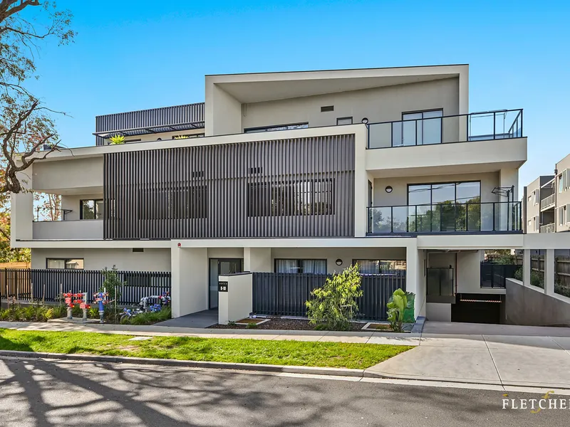 Luxury Sub-Penthouse Apartment, walking distance to Eastland and Train Station