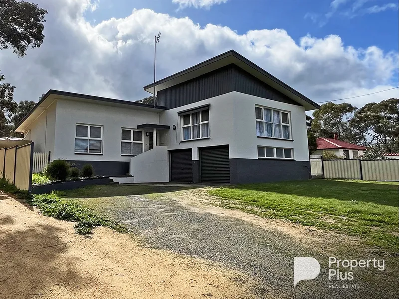 Fabulous Home, Great Shedding on half acre allotment.