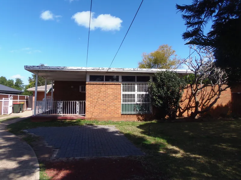 COSY FAMILY HOME IN CONVENIENT LOCATION (Water Included)