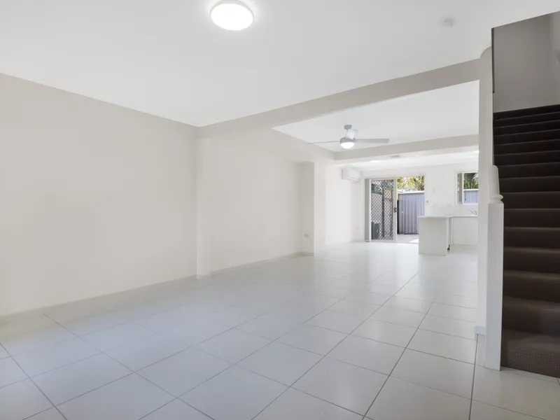 SPACIOUS 3 BEDROOM TOWNHOUSE - WALK TO KIRRA BEACH - ON SITE MANAGER