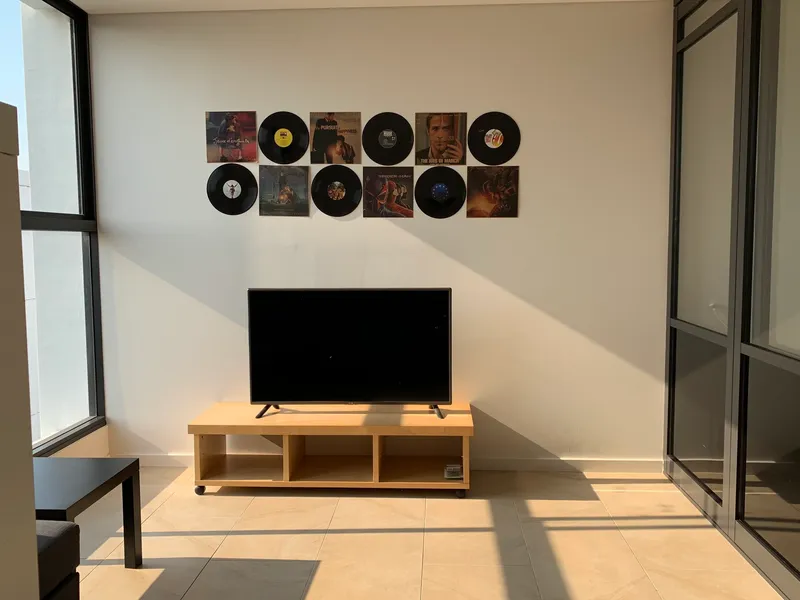 Modern 1-Bedroom Apartment with Furnishings Near Broadway Shopping Centre