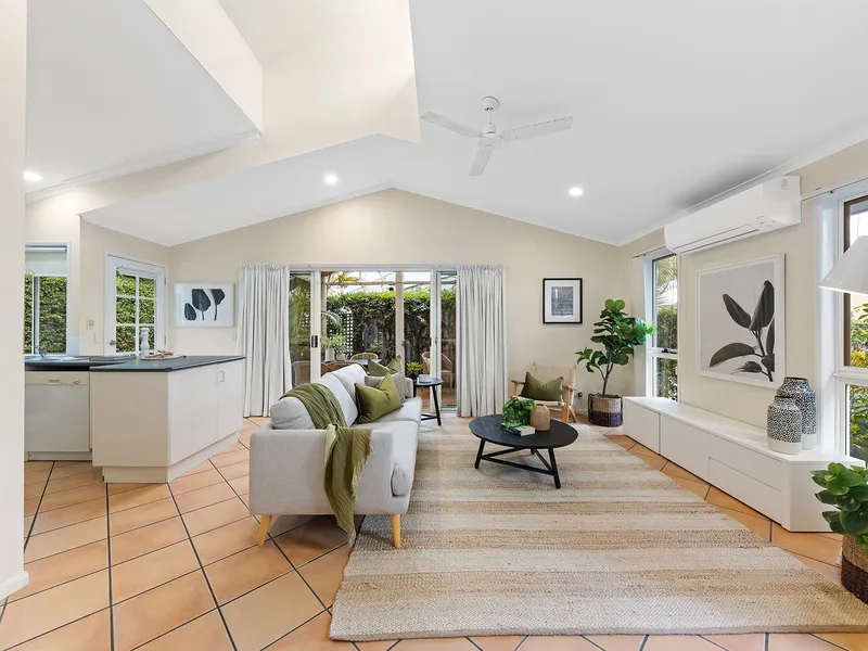 Single Level Freestanding Villa - Walk to Noosa River