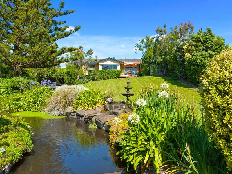 WATERFRONT SPLENDOUR WITH EXPANSIVE VIEWS