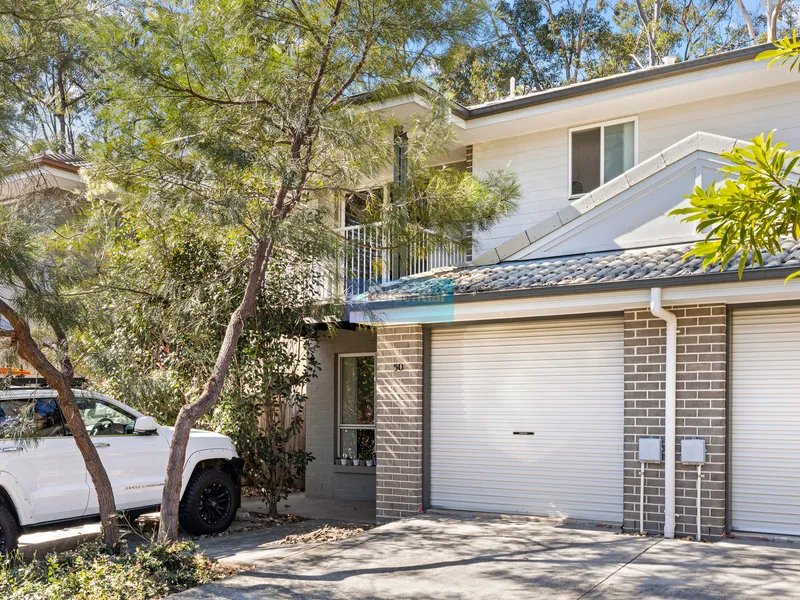 Spacious Modern unit with side access and no rear neighbour!!