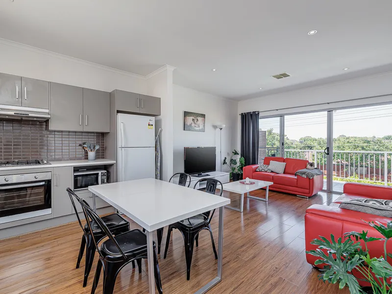 Quirky & Modern, Split-Level Townhouse with Roof Top Garden plus Balcony