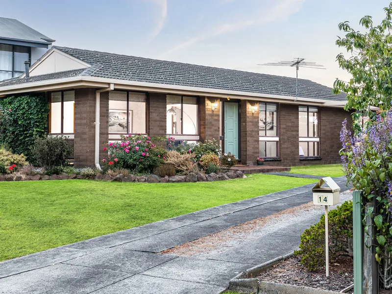 Central Highton Retreat: Modern Comfort in Serene Surrounding