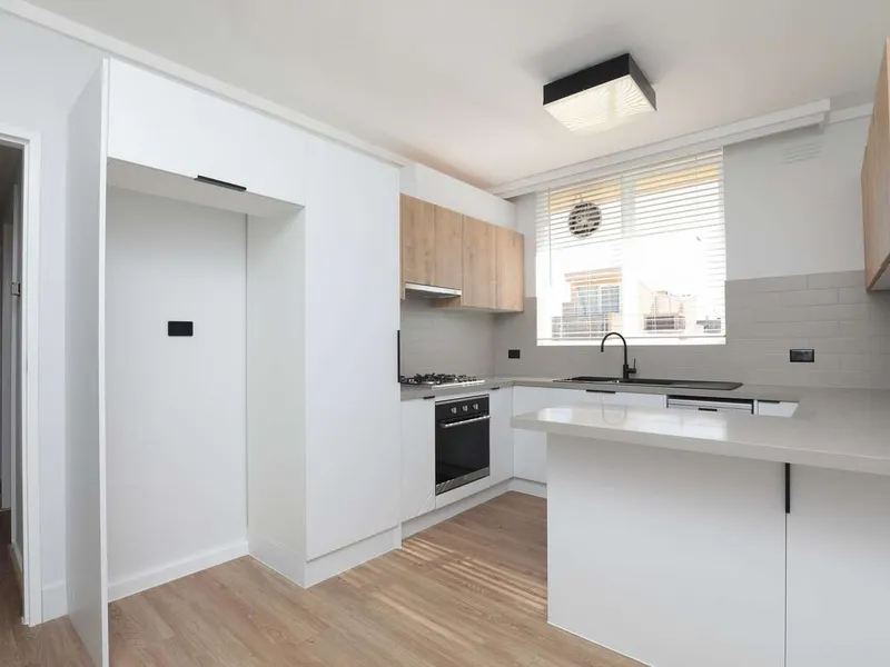 Renovated 2 Bedroom Apartment - Enjoying All Bayside Has To Offer