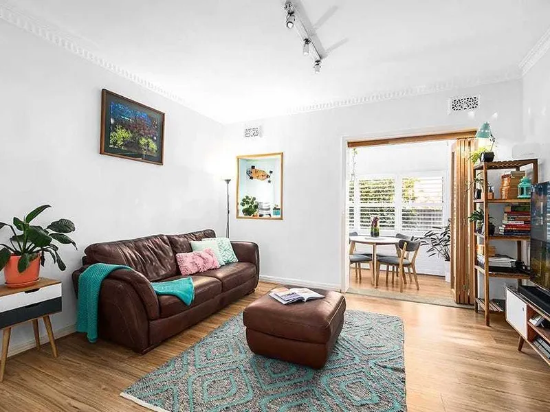 STYLISH & CHARMING 2 BEDDER PLUS SUNROOM - CONVENIENCE MEETS RELAXED HOME!