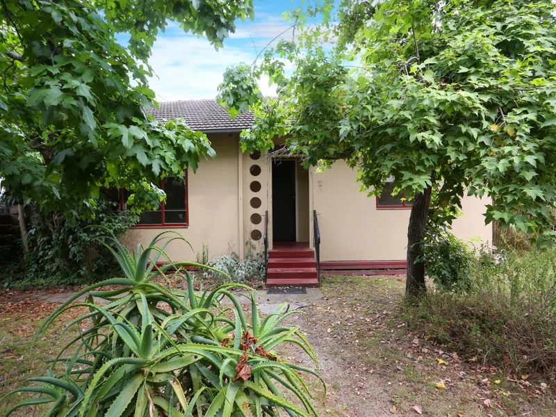 2 bedroom in convenient location with separate studio