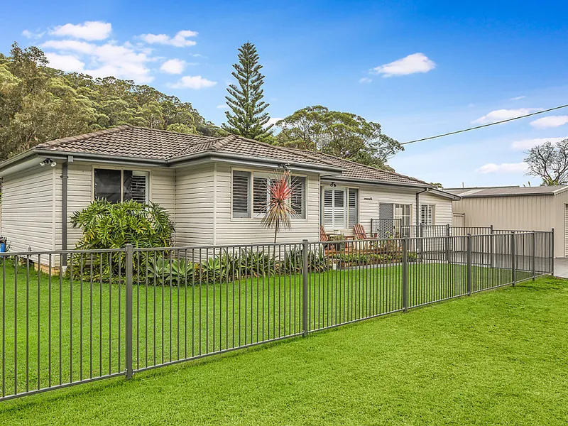 Fashionable Family Living with Large Triple Car Garage/Workshed