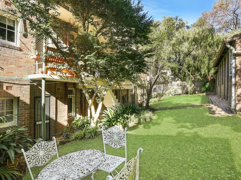 DEPOSIT TAKEN: SPACIOUS ONE BEDROOM + SUNROOM - WALKING DISTANCE TO COOGEE BEACH
